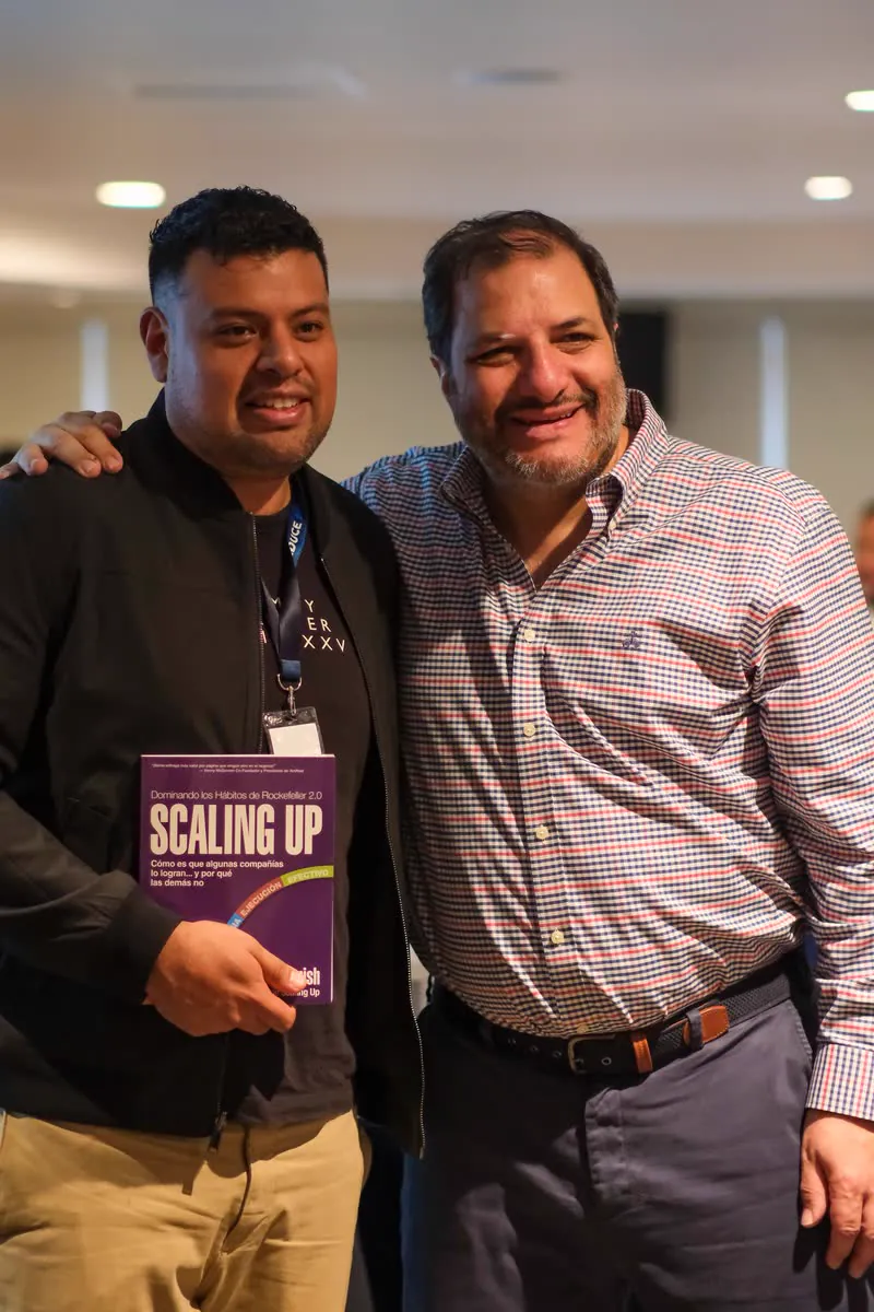 Dos empresarios con el libro Scaling Up