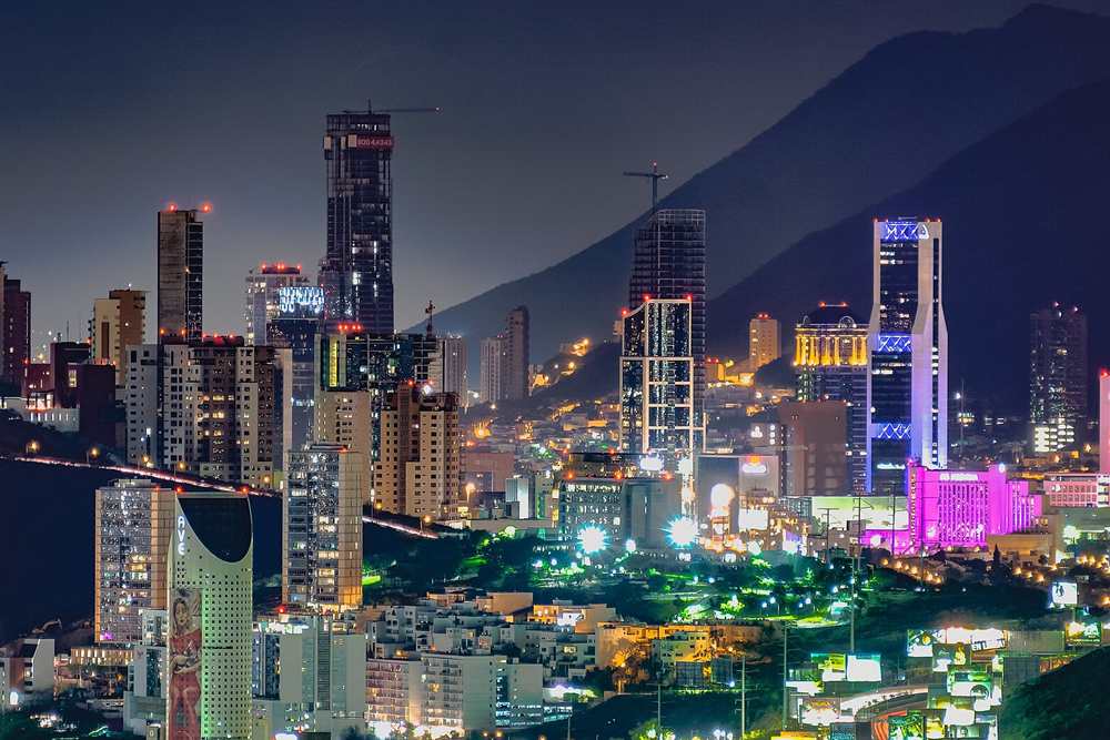 Rascacielos de Monterrey de noche, con la sierra al fondo
