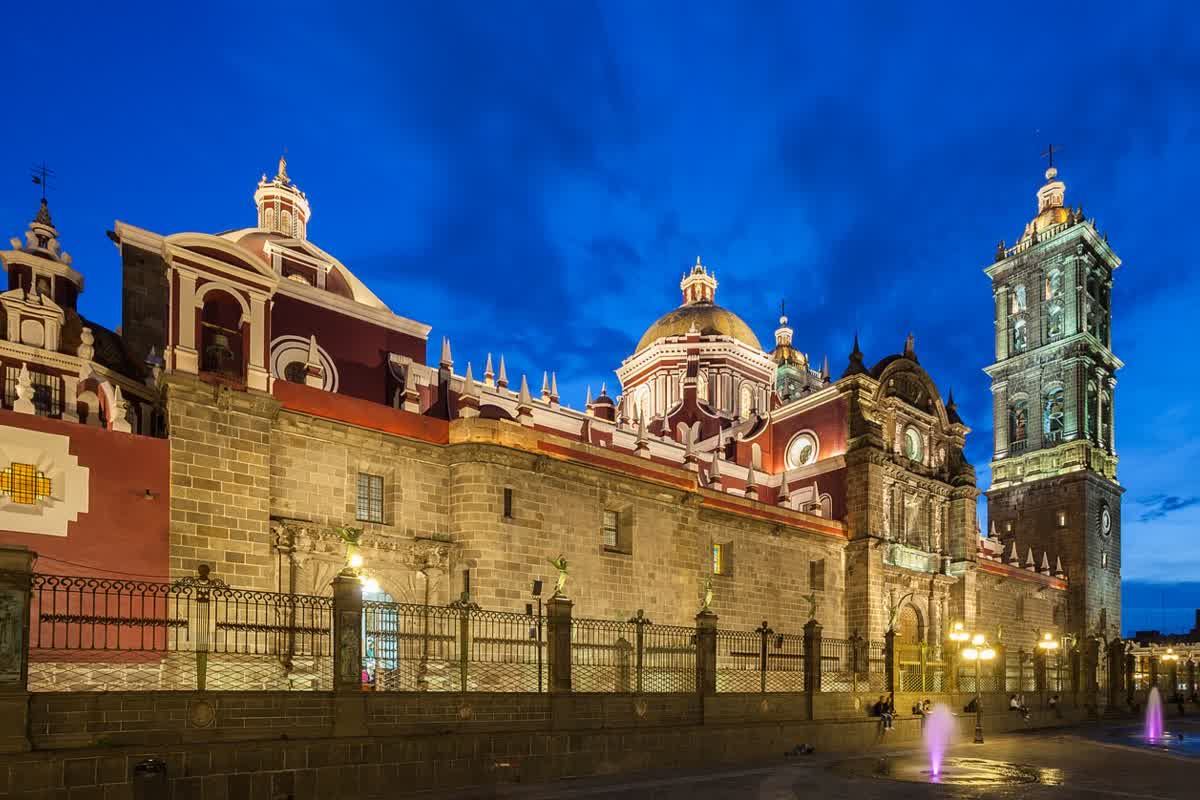 Catedral Basílica de Puebla al anochecer