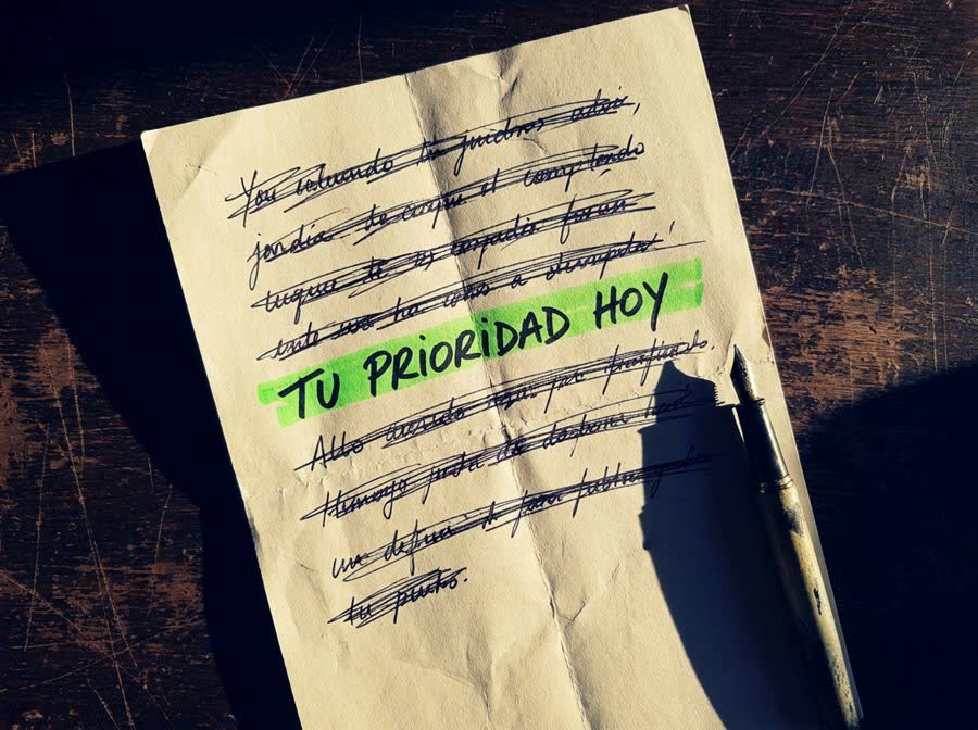 Una sola tarjeta iluminada entre muchas apagadas sobre una mesa