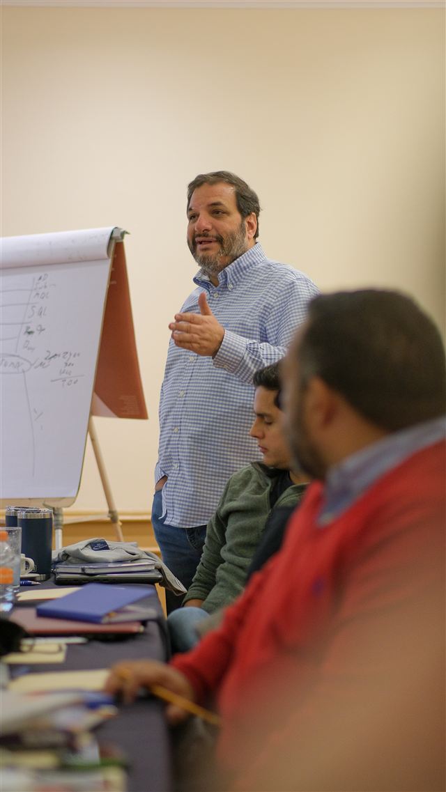Daniel Marcos trabajando con un grupo
