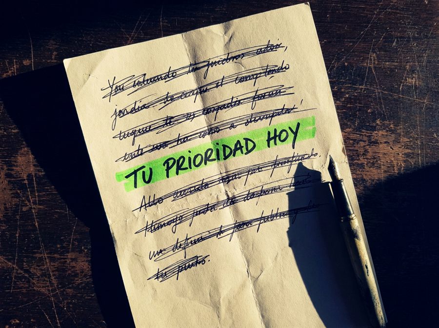 Una sola tarjeta iluminada entre muchas apagadas sobre una mesa